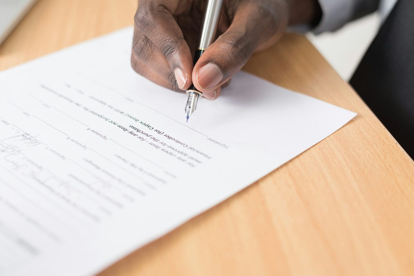 Unterschrift unter dem Mietvertrag