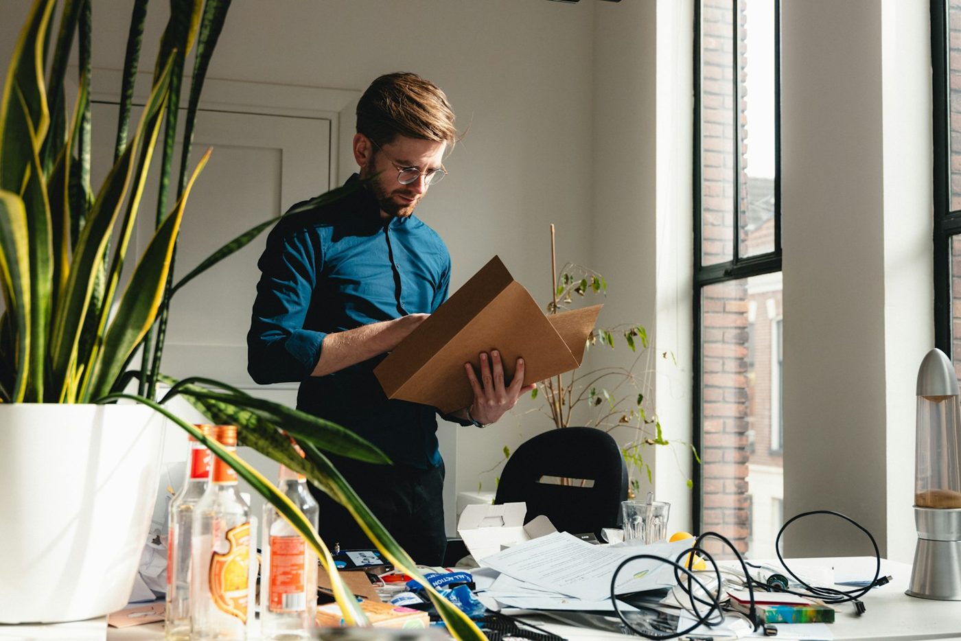 Einzug ins neue Büro, Kartons werden ausgepackt